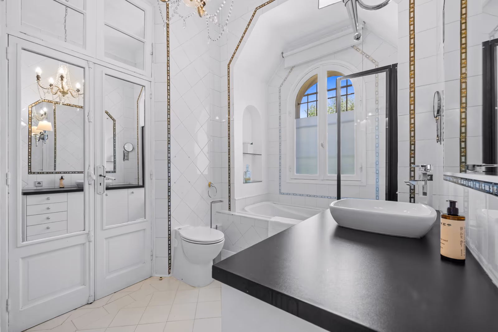 4-Bedroom Belle Époque Villa in Cannes with Pool — view 27
