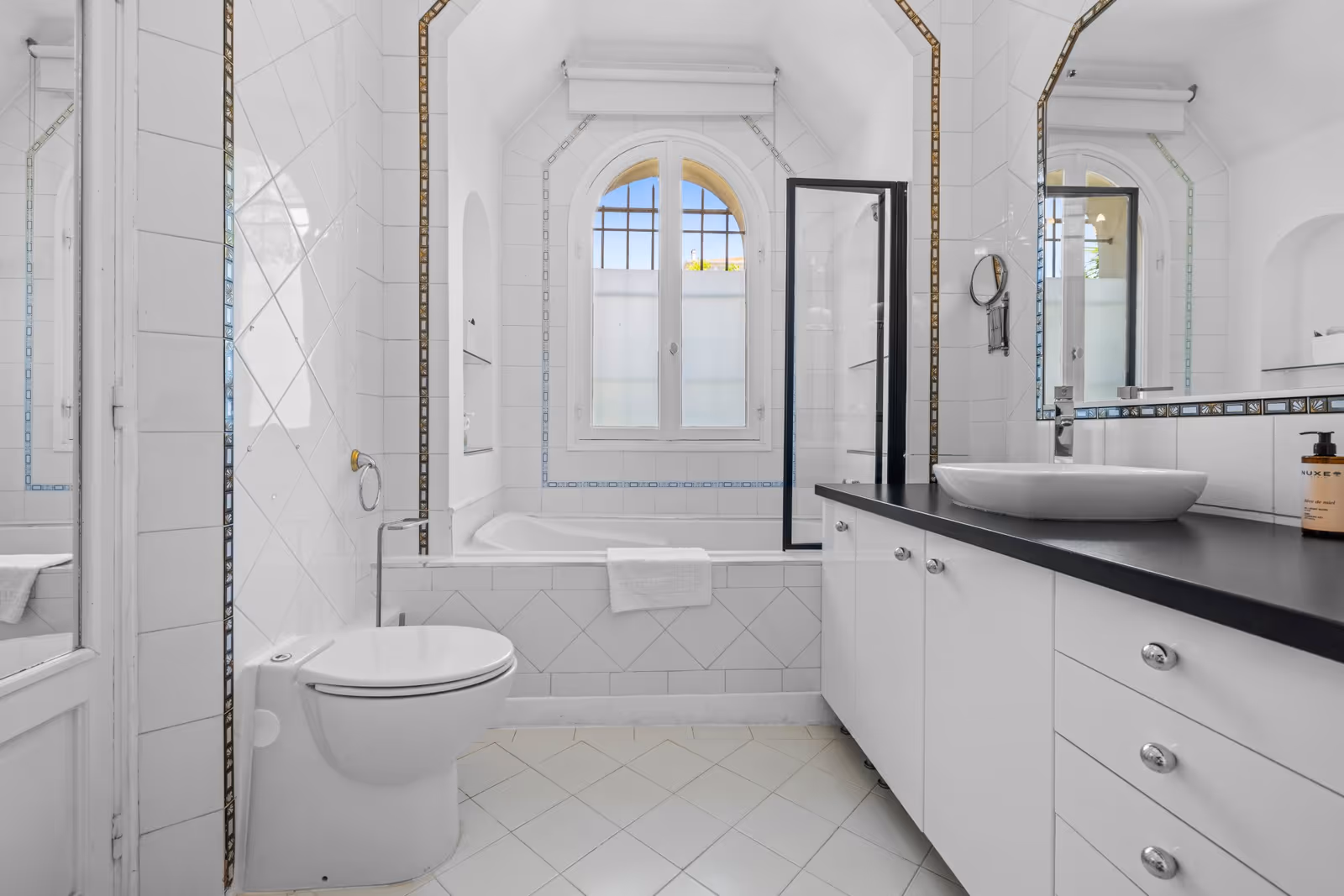 4-Bedroom Belle Époque Villa in Cannes with Pool — view 28