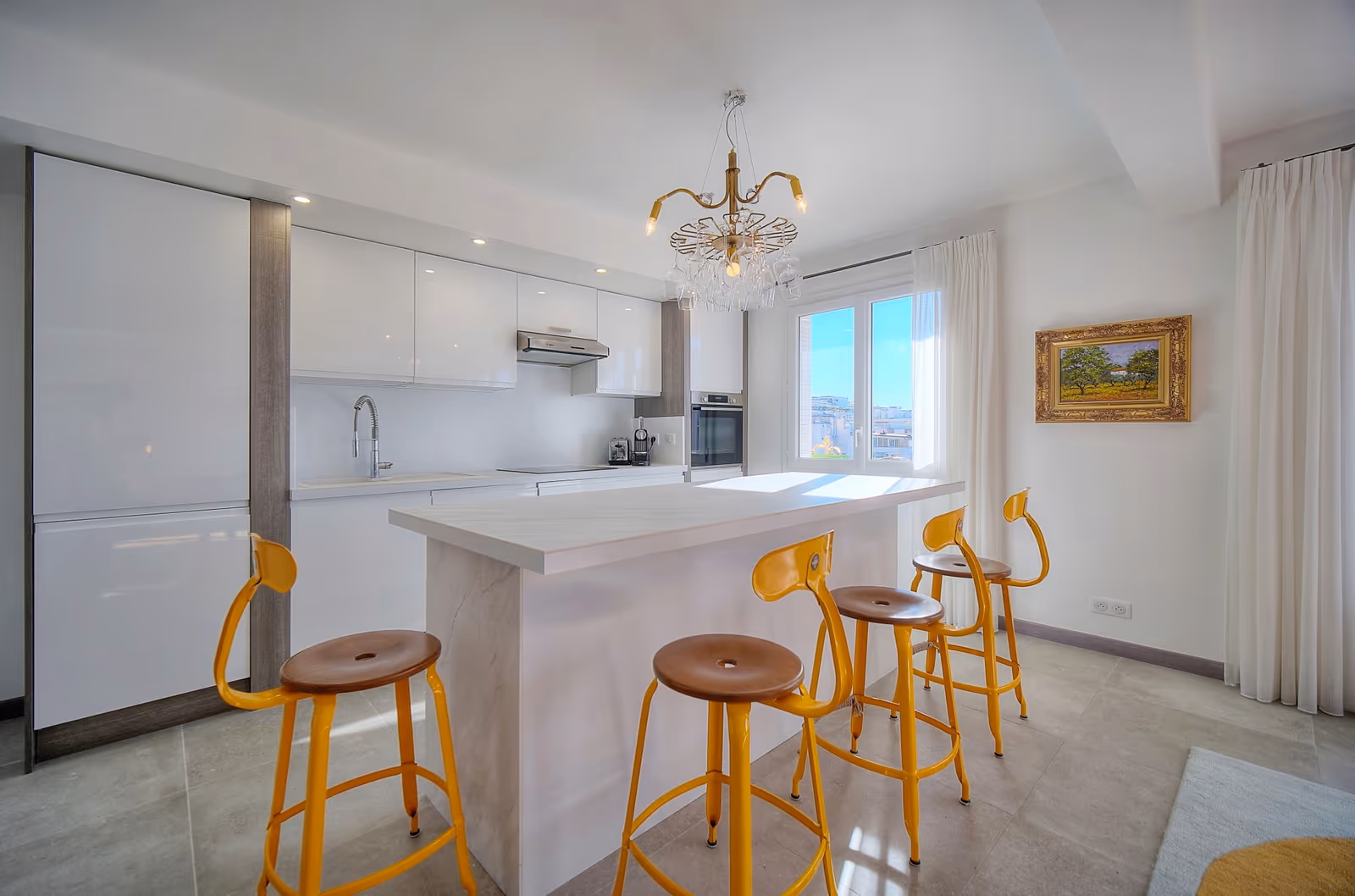 1-Bedroom Apartment near the Martinez with Private Terrace — view 3