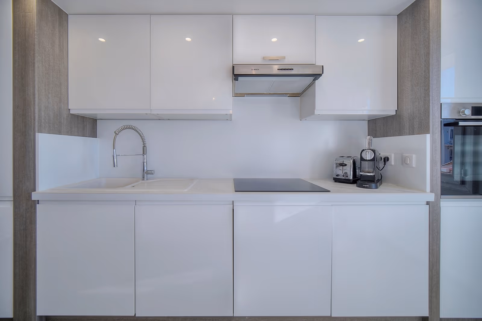 1-Bedroom Apartment near the Martinez with Private Terrace — view 4