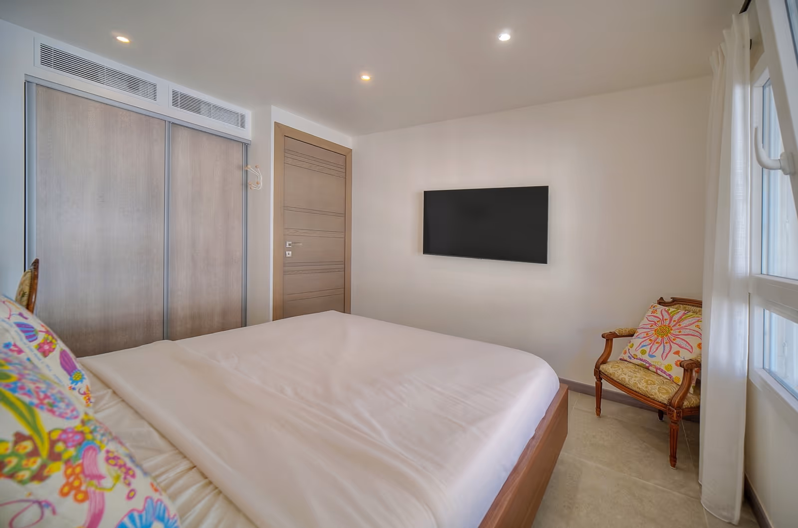 1-Bedroom Apartment near the Martinez with Private Terrace — view 6