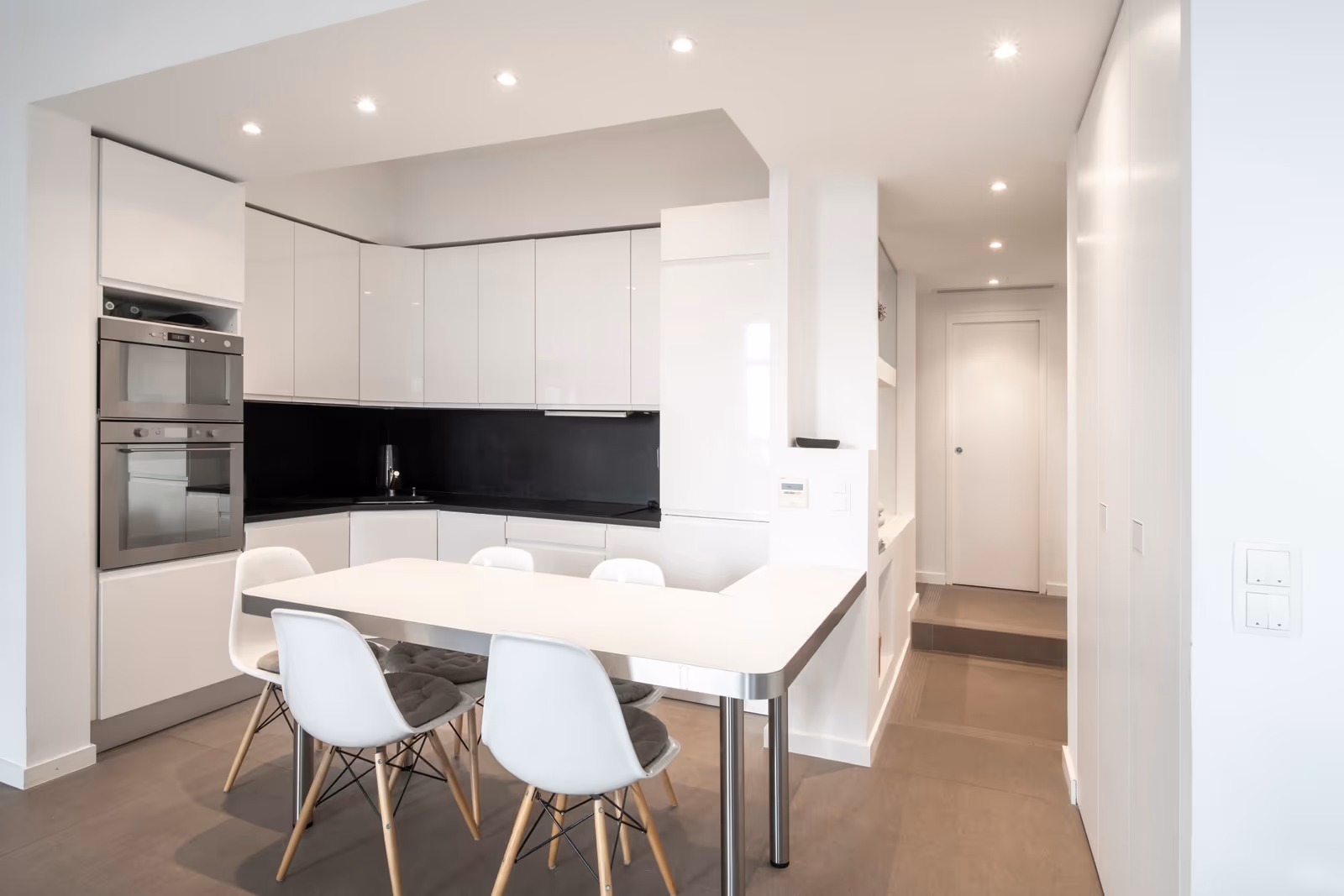 2-Bedroom Apartment opposite the Palais with Croisette View — view 3