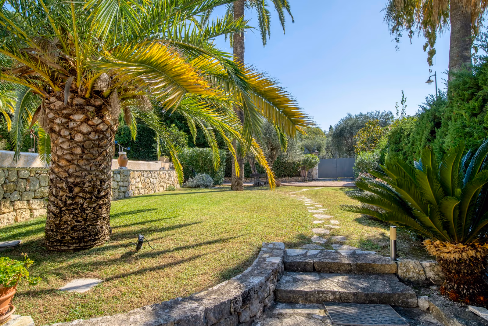 5-Bedroom Villa in Cannes with Pool & Private Cinema — view 24