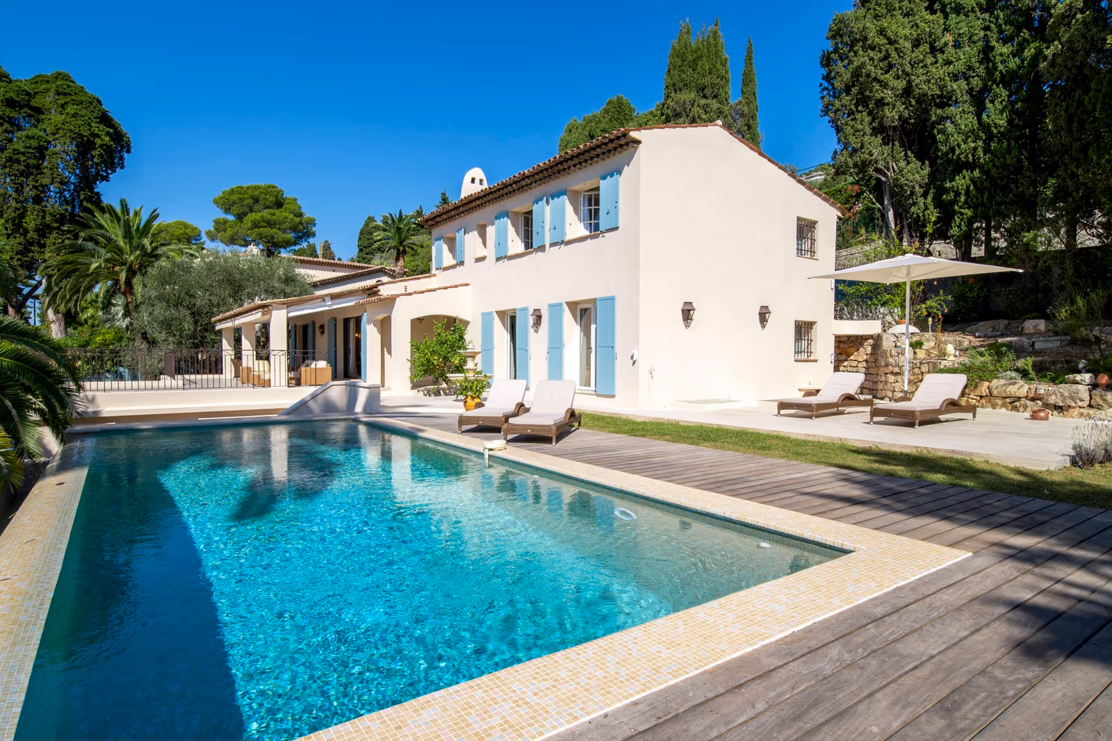 5-Bedroom Villa in Cannes with Pool & Private Cinema — view 25