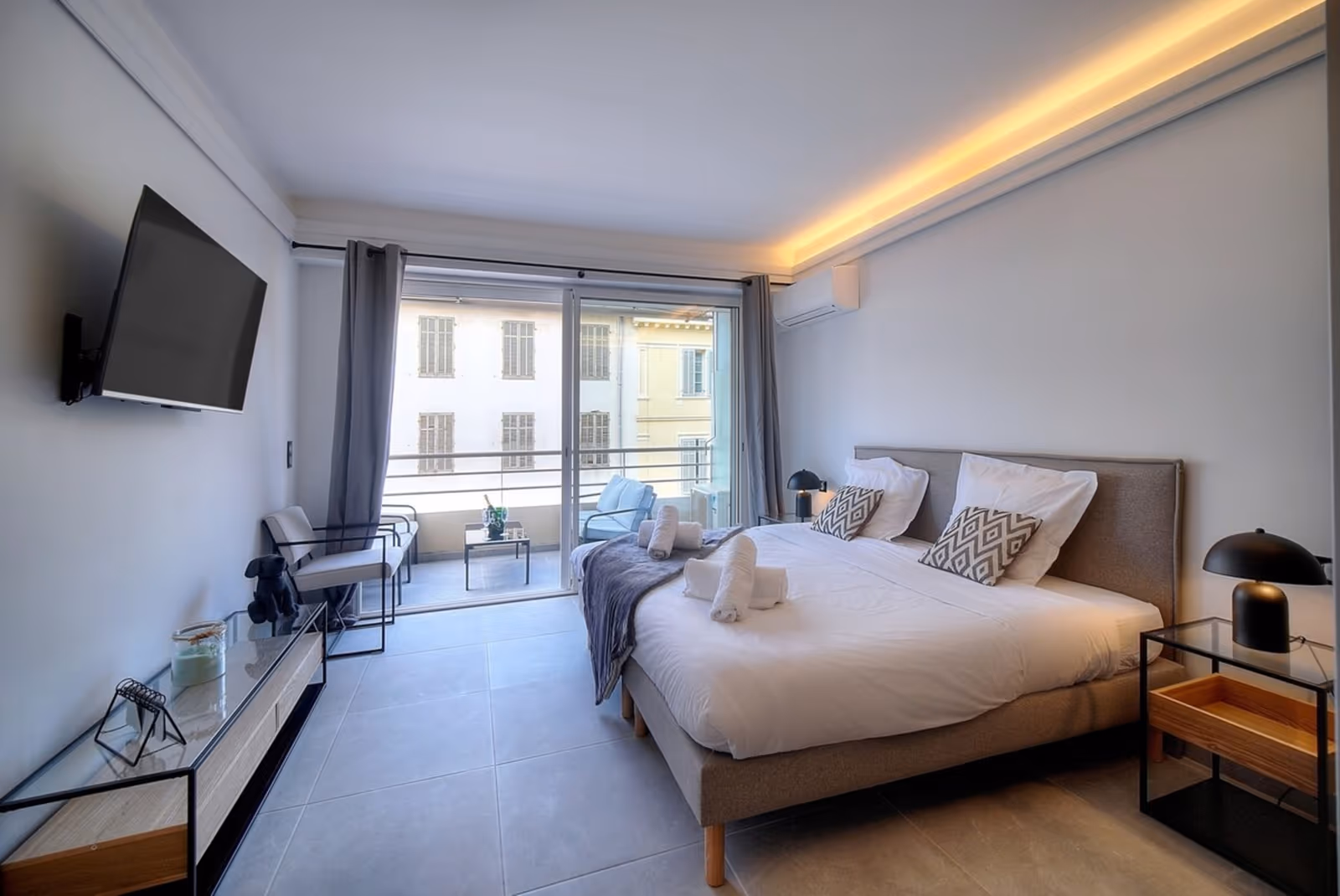 Studio at the Grand Hôtel in Cannes with Private Terrace — view 2