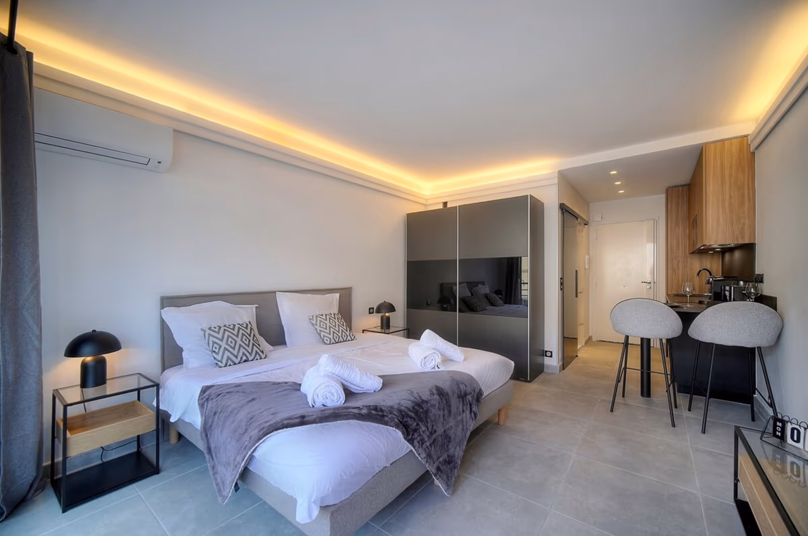 Studio at the Grand Hôtel in Cannes with Private Terrace — view 7