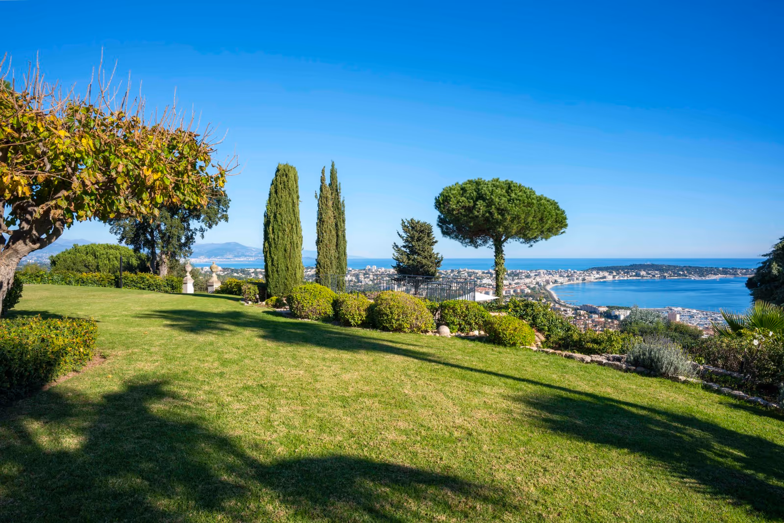 7-Bedroom Villa in Super-Cannes with Sea View & Tennis — view 6