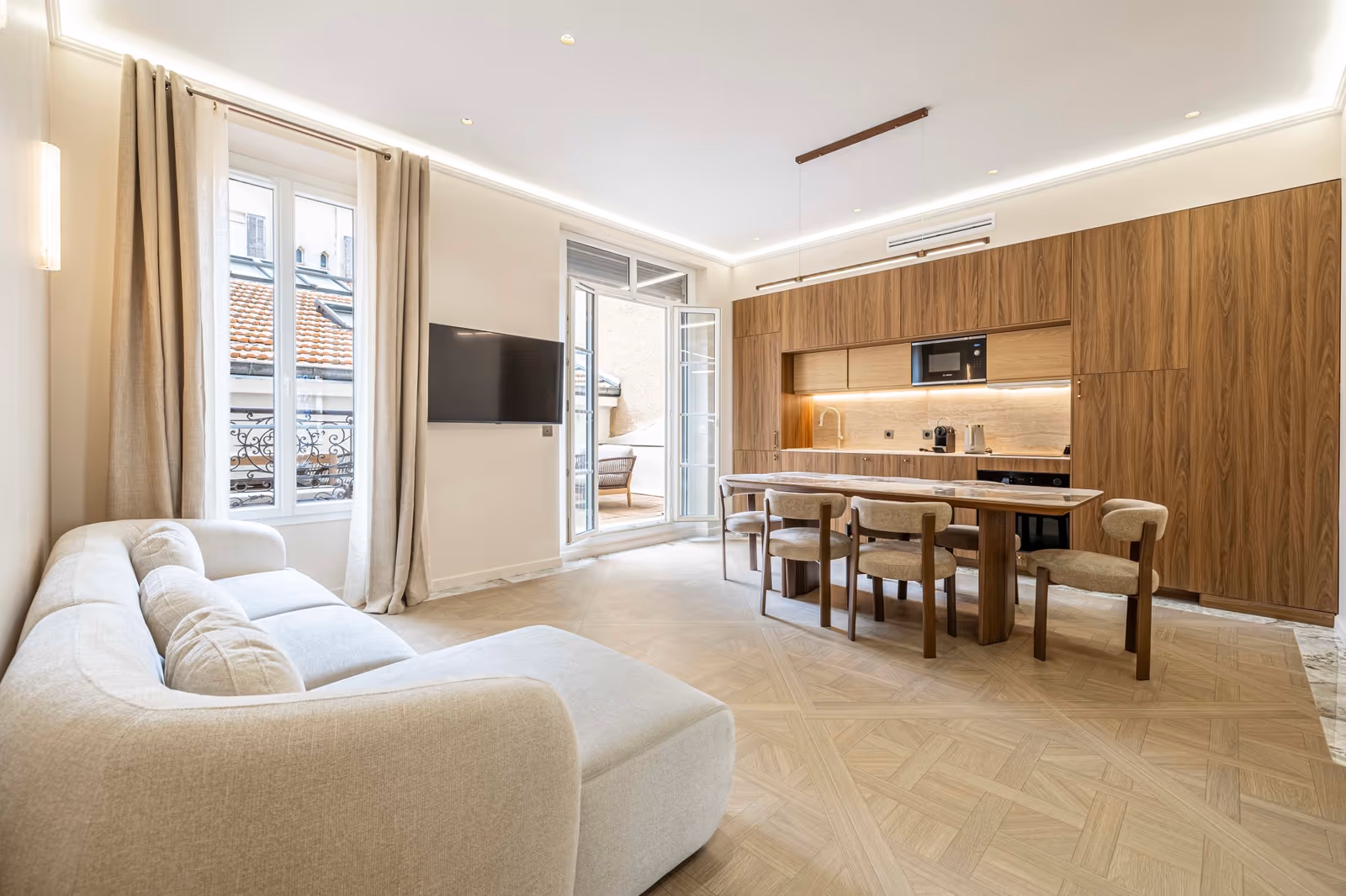 3-Bedroom Renovated Apartment in Cannes with South Terrace — view 2