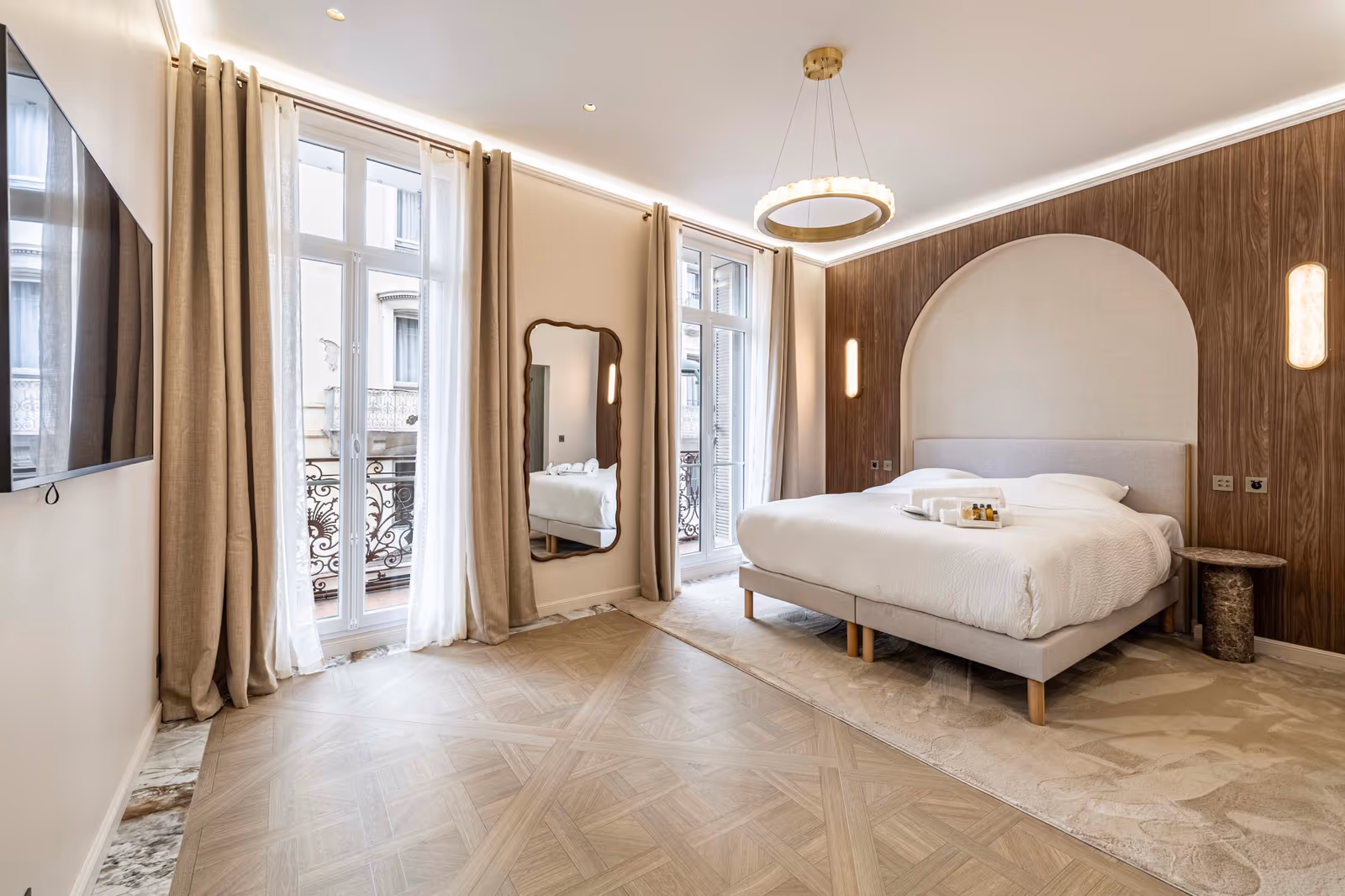 3-Bedroom Renovated Apartment in Cannes with South Terrace — view 4