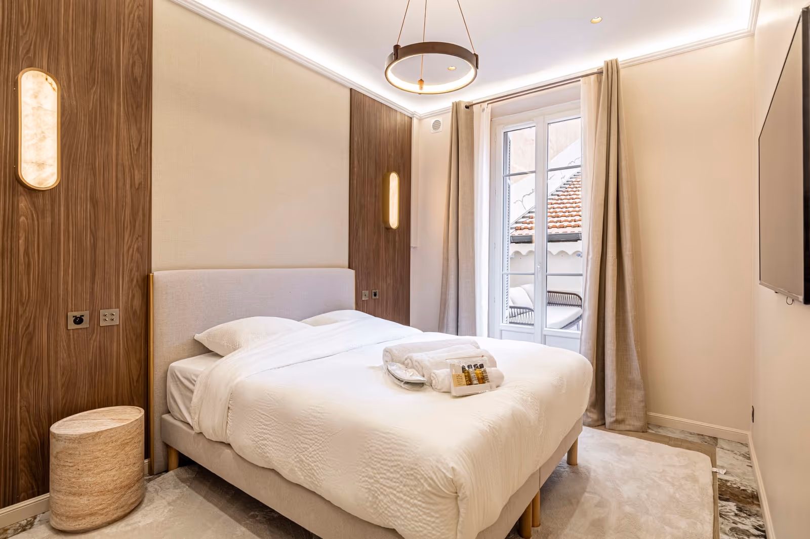 3-Bedroom Renovated Apartment in Cannes with South Terrace — view 8