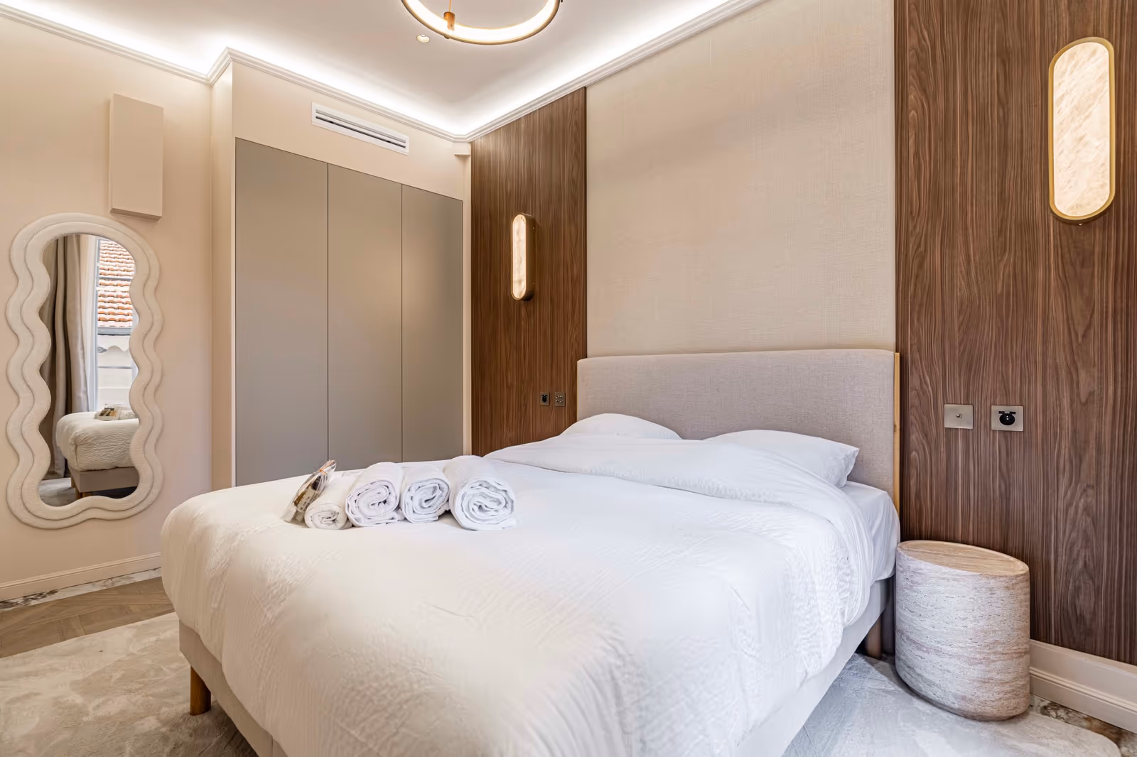 3-Bedroom Renovated Apartment in Cannes with South Terrace — view 12