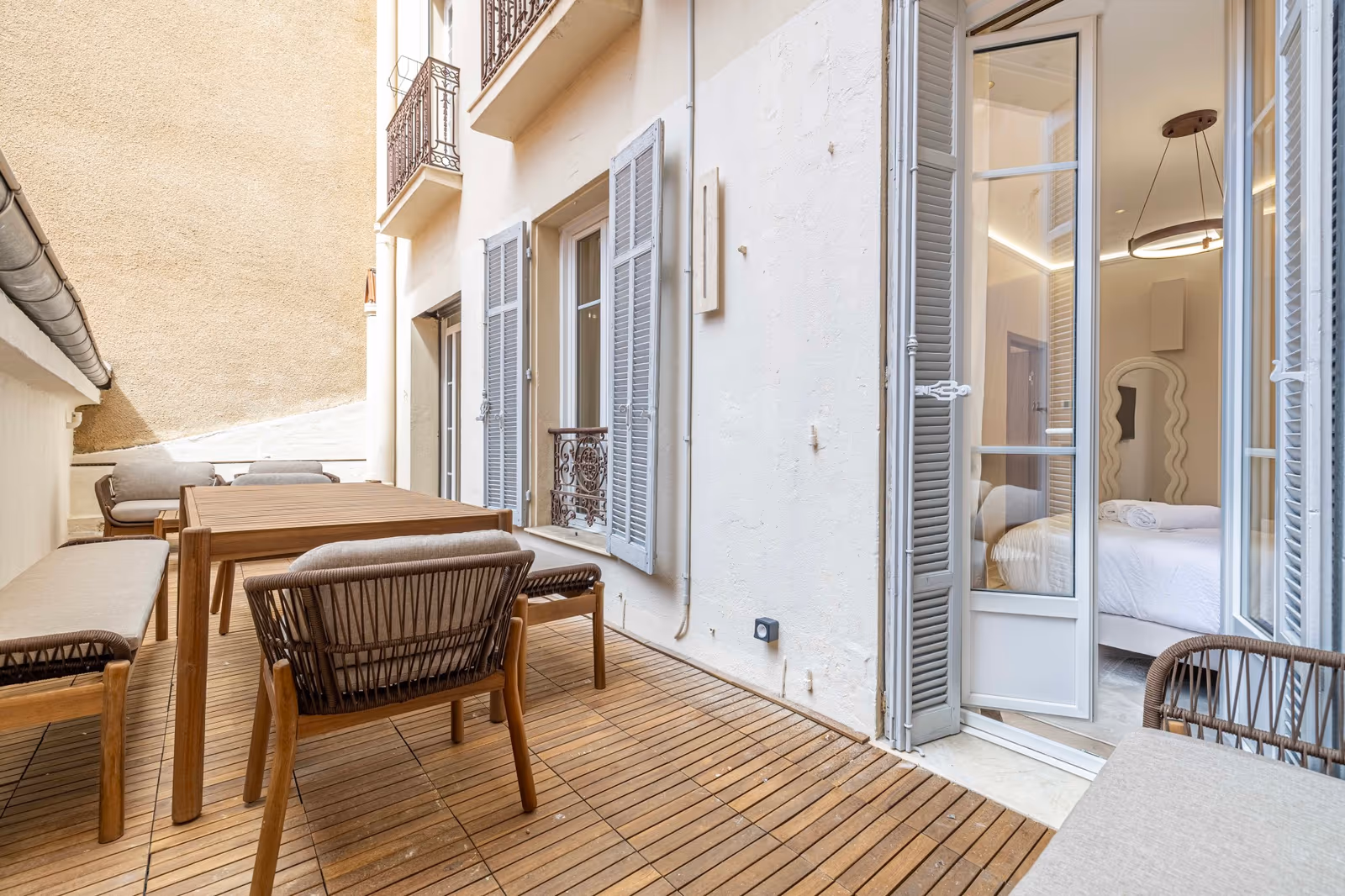 3-Bedroom Renovated Apartment in Cannes with South Terrace — view 16