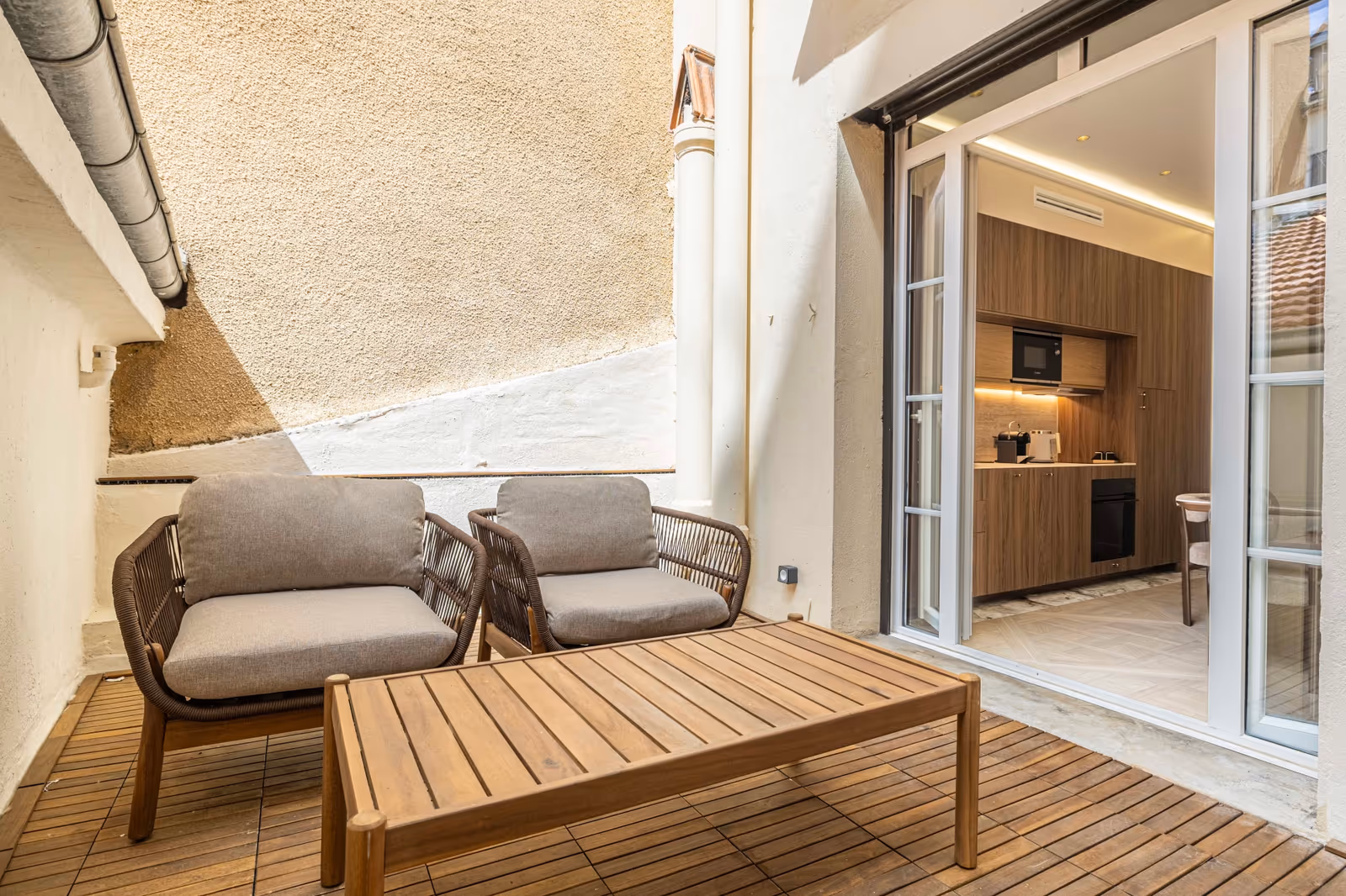 3-Bedroom Renovated Apartment in Cannes with South Terrace — view 17