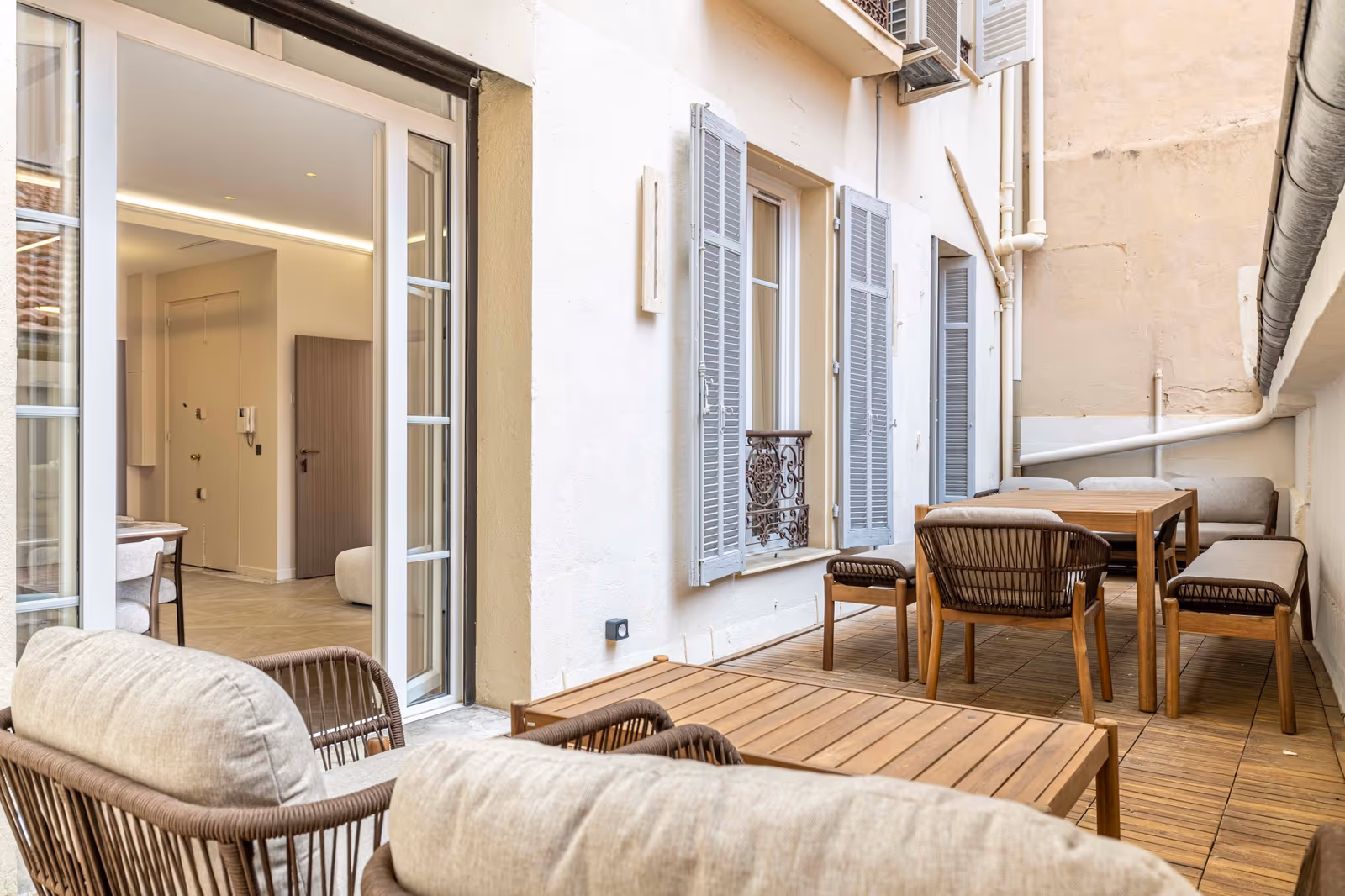 3-Bedroom Renovated Apartment in Cannes with South Terrace — view 18