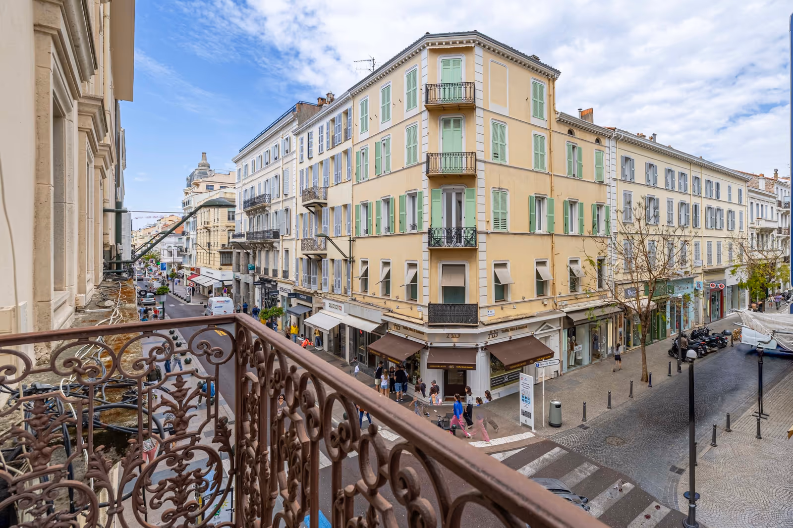 3-Bedroom Renovated Apartment in Cannes with South Terrace — view 19