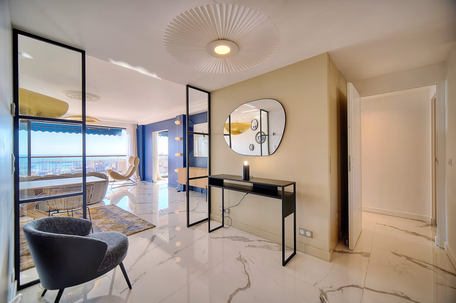 2-Bedroom Sea View Apartment in Cannes Centre — view 3