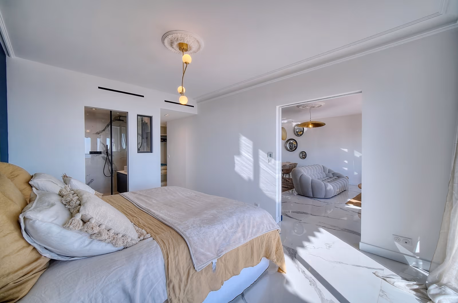 2-Bedroom Sea View Apartment in Cannes Centre — view 6