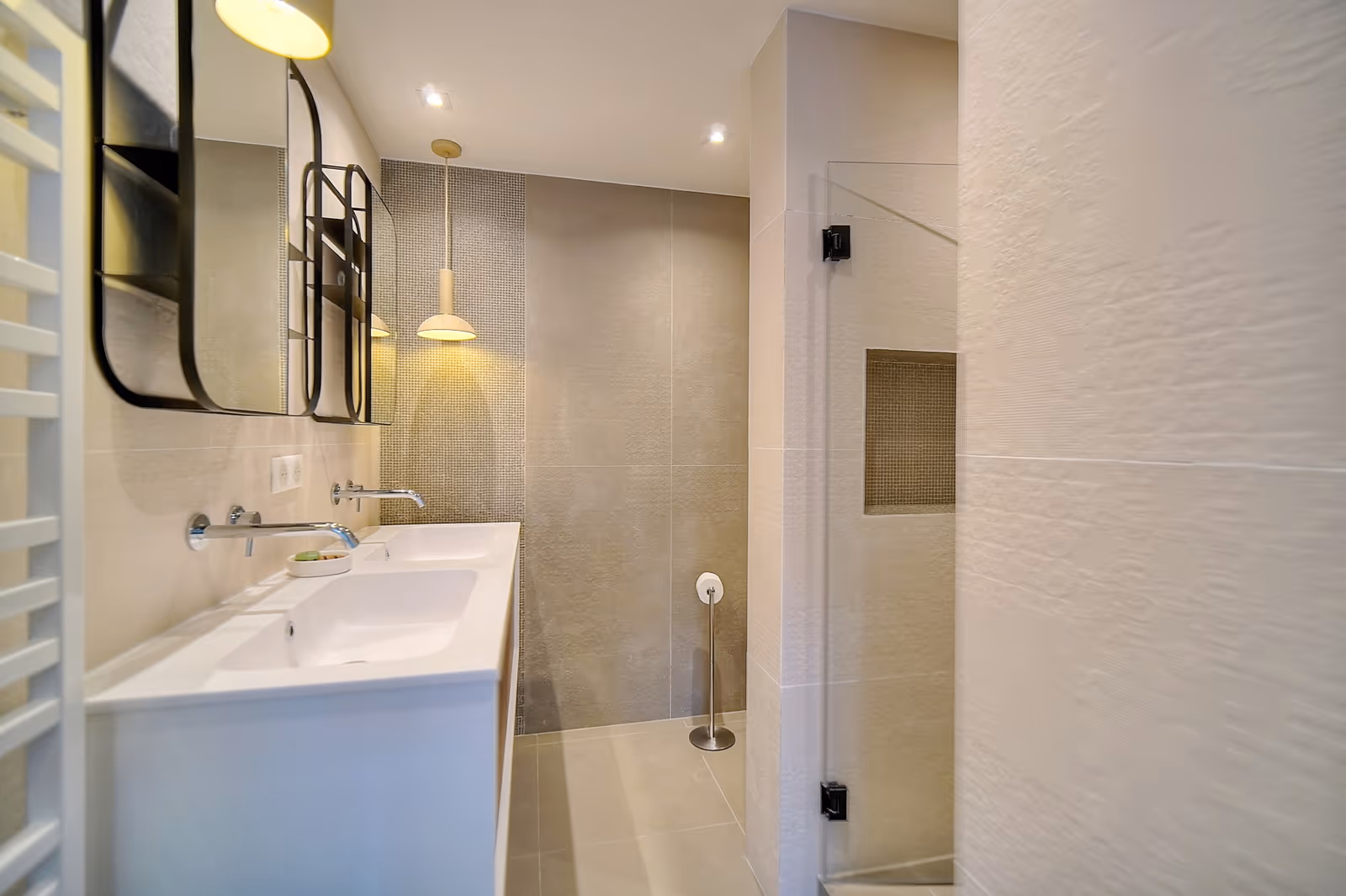 2-Bedroom Sea View Apartment in Cannes Centre — view 11