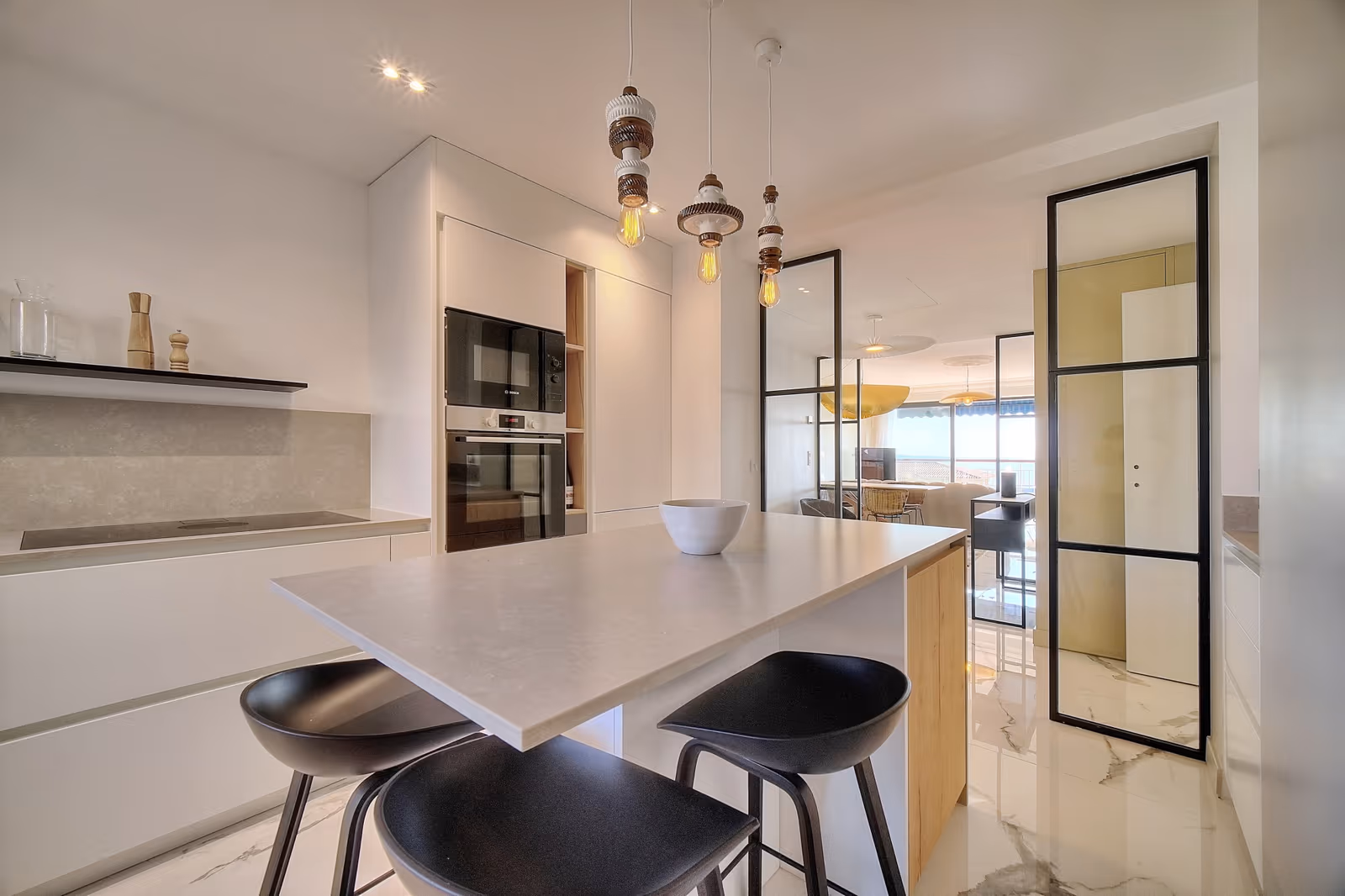 2-Bedroom Sea View Apartment in Cannes Centre — view 14