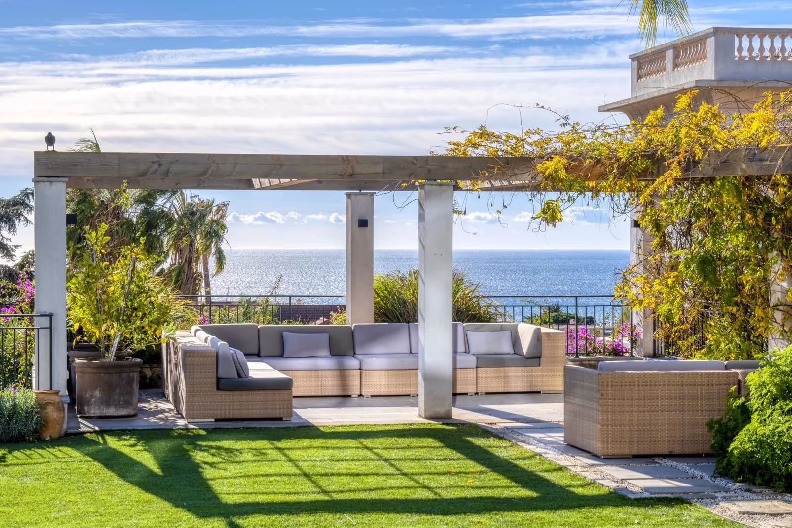 6-Bedroom Sea View Villa near Cannes Centre with Pool — view 1