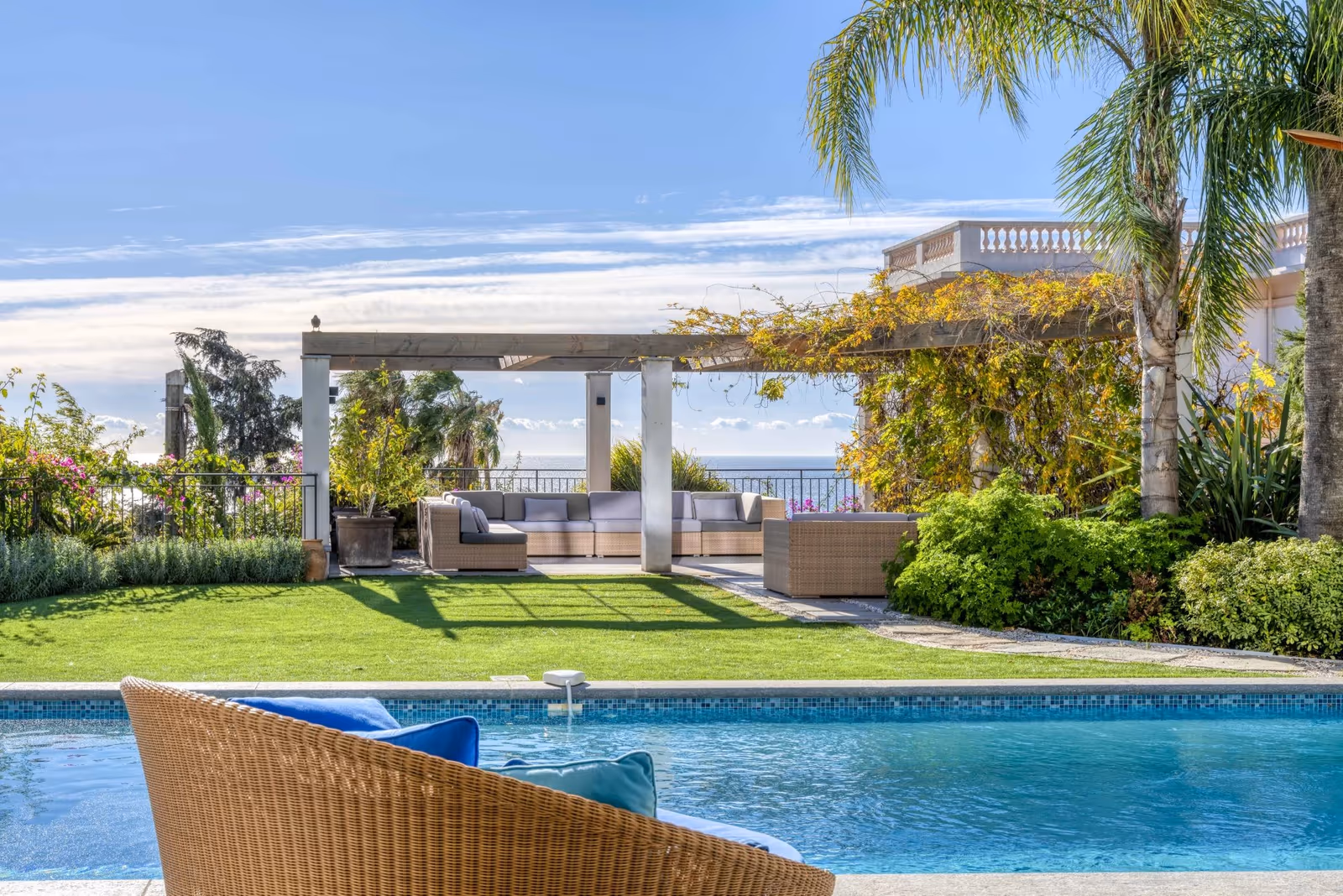 6-Bedroom Sea View Villa near Cannes Centre with Pool — view 3