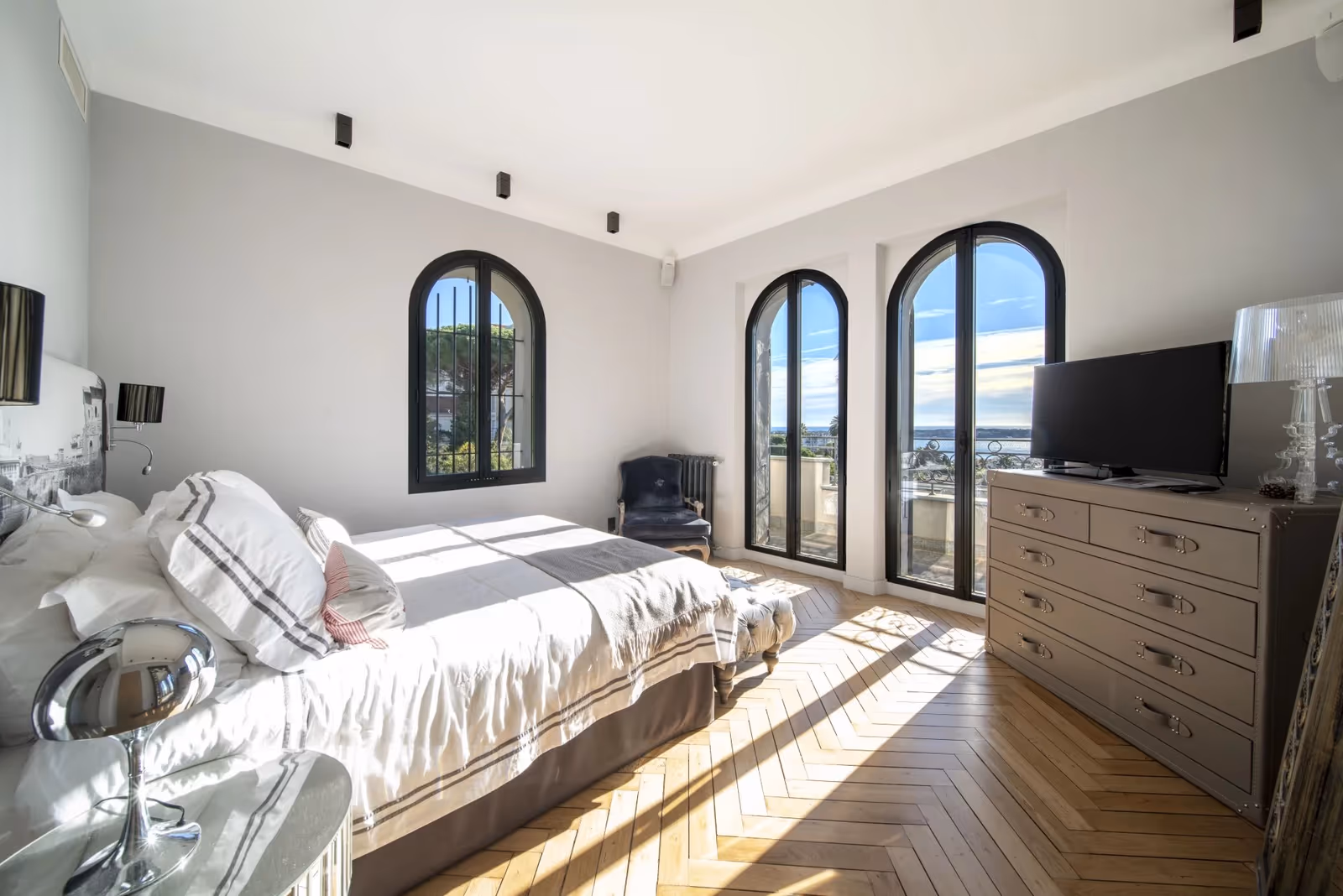6-Bedroom Sea View Villa near Cannes Centre with Pool — view 10