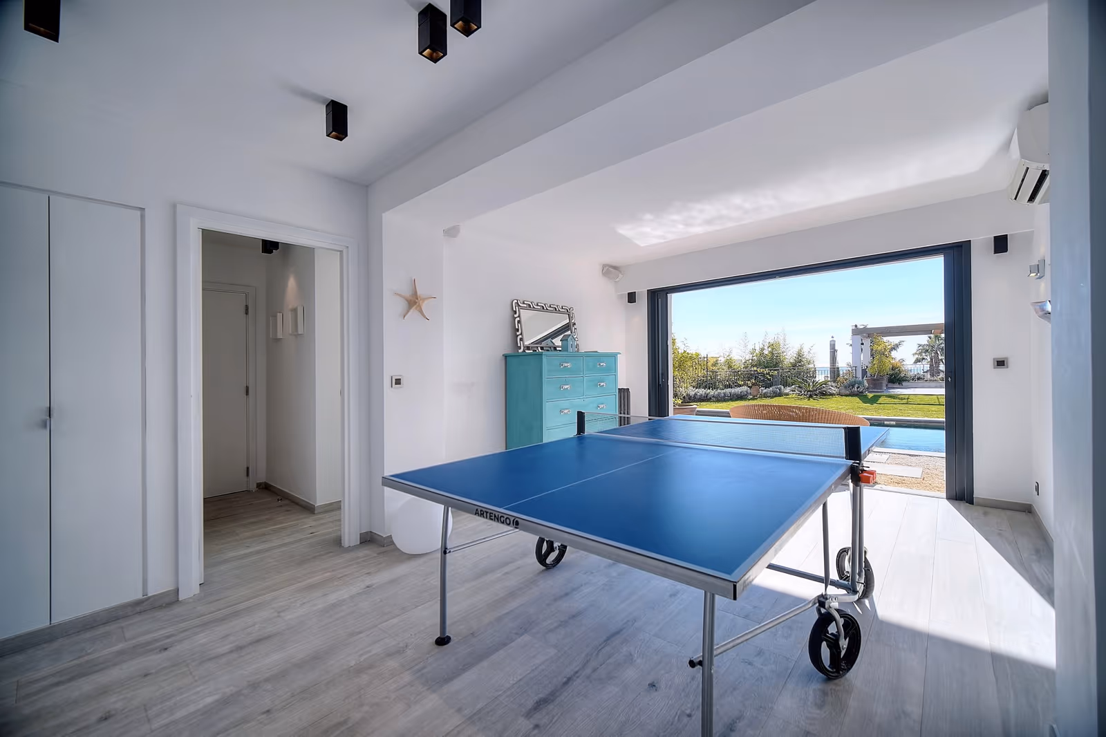 6-Bedroom Sea View Villa near Cannes Centre with Pool — view 31