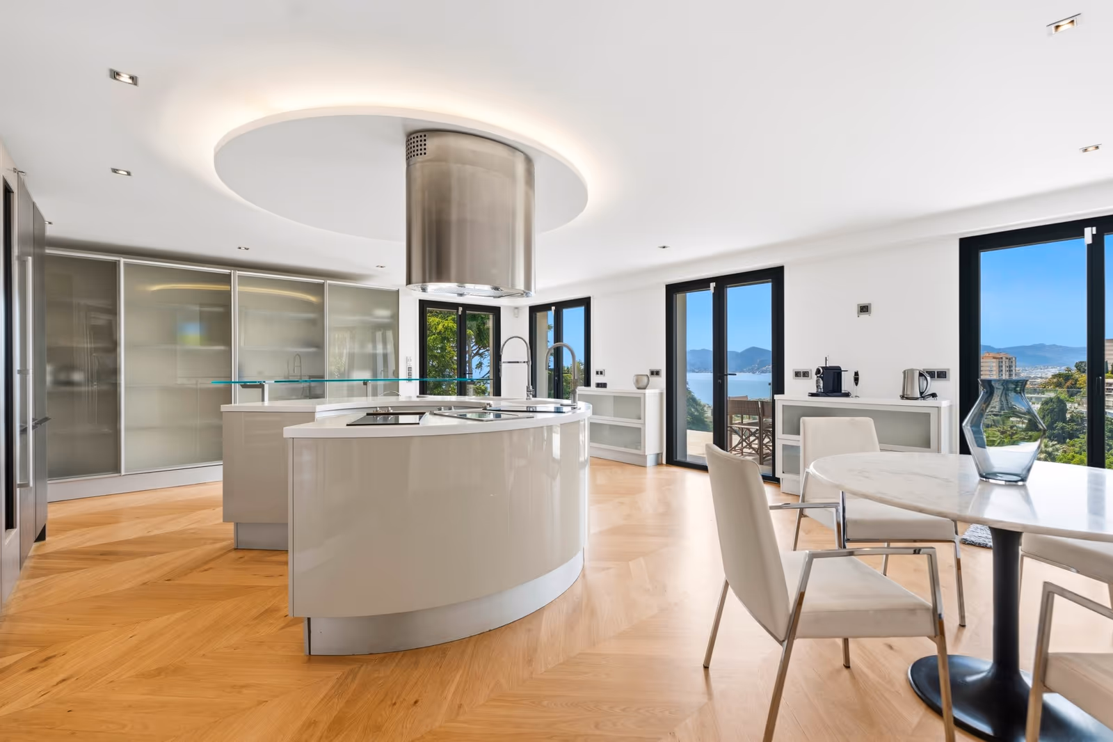7-Bedroom Sea View Villa in Cannes with Infinity Pool — view 7