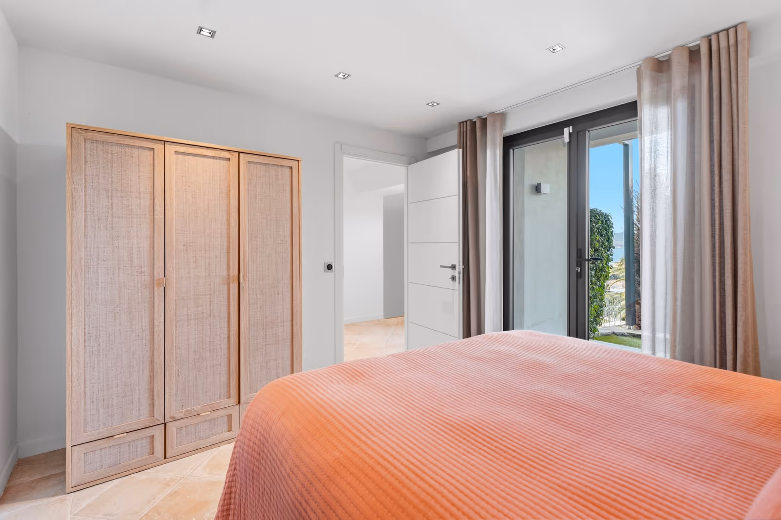 7-Bedroom Sea View Villa in Cannes with Infinity Pool — view 40