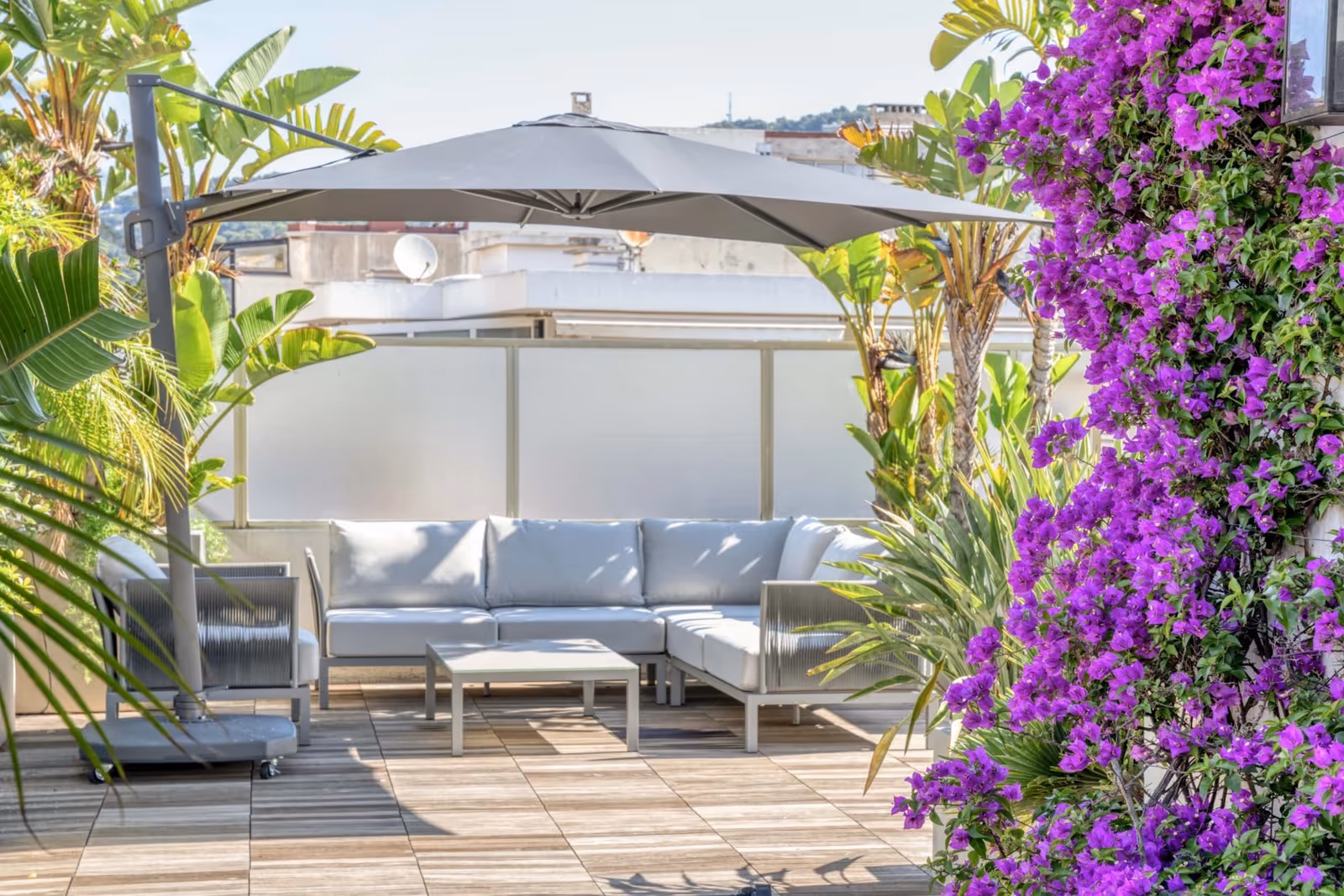 1-Bedroom Apartment in Cannes Centre with Teak Terrace — view 2