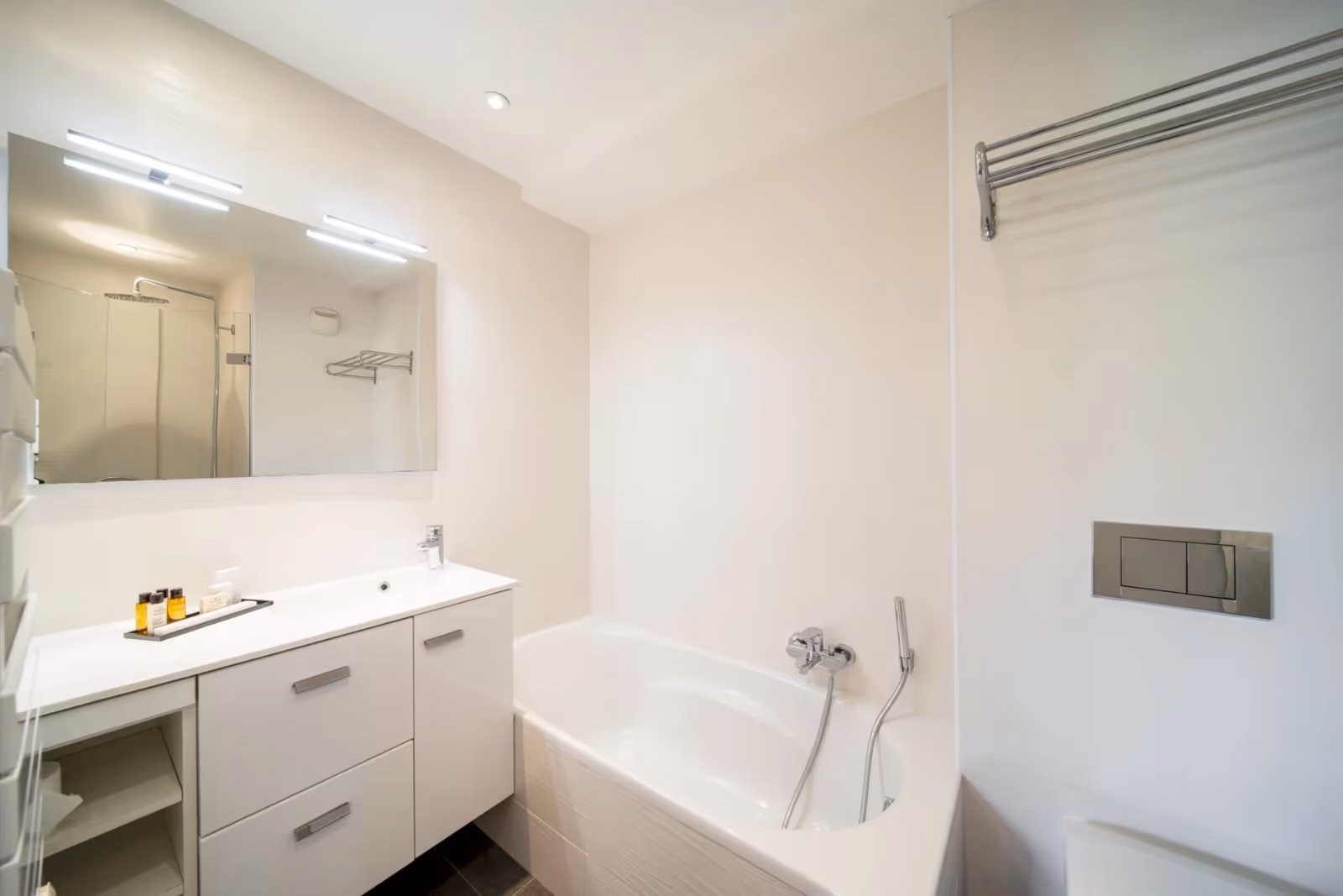 1-Bedroom Apartment in Cannes Centre with Teak Terrace — view 10